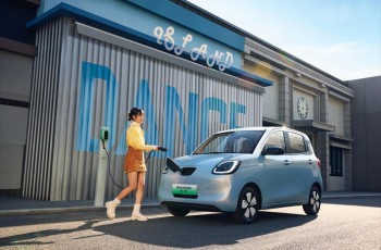 宏光MINIEV四门版推出301km续航车型，置换补贴价5.28万元